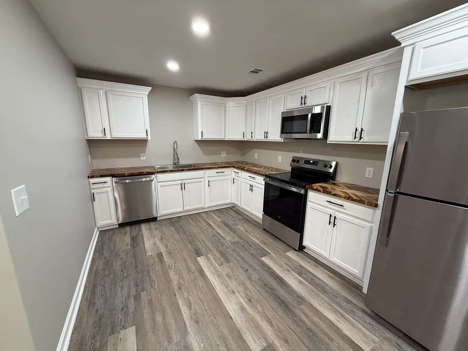 6 bed, 2100 sqft, $2,425 — Photo 3