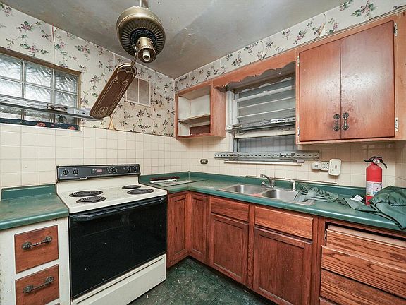 5th image of 1620 N Lotus Ave