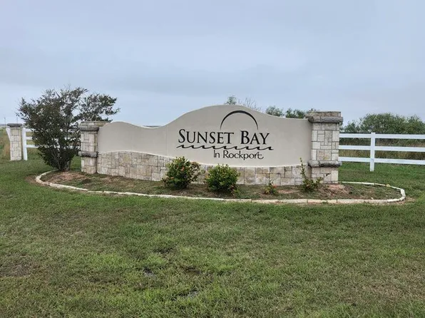 202 Sunrise Dr, Rockport, TX 78382