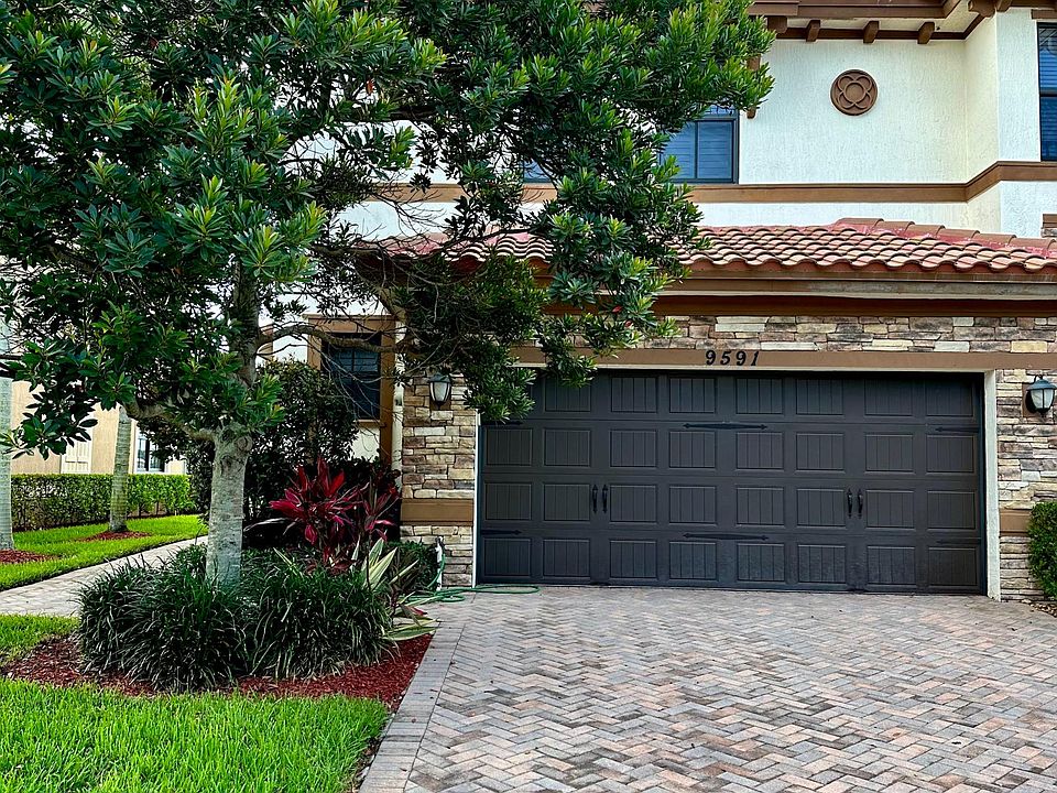 1st image of 9591 Town Parc Cir N