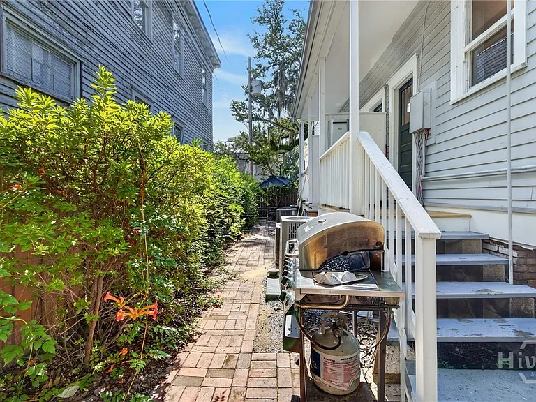 114 W Waldburg St — Photo 40