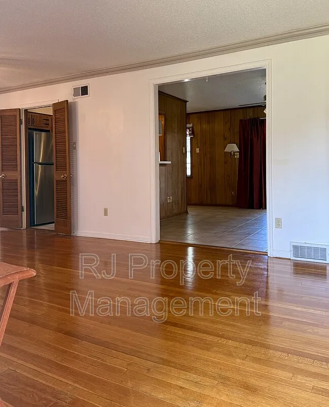 3 bed, 2.0 bath, 1360 sqft, $1,550 — Photo 2