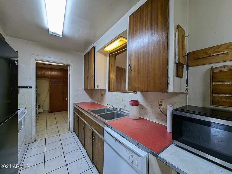 6036 N 31st Dr — Photo 16