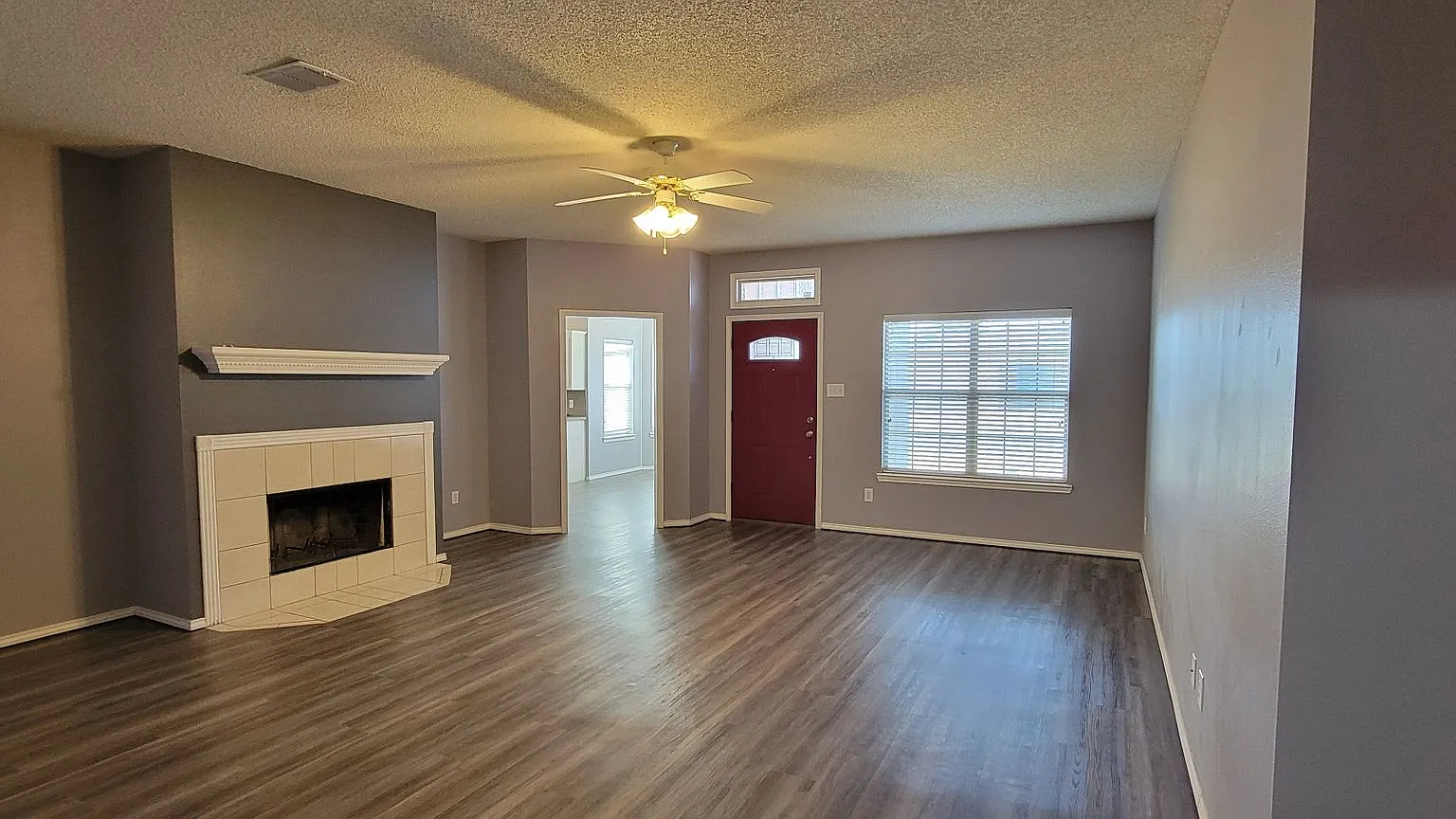 Spacious 4/2/2 on a Corner Lot — Photo 2