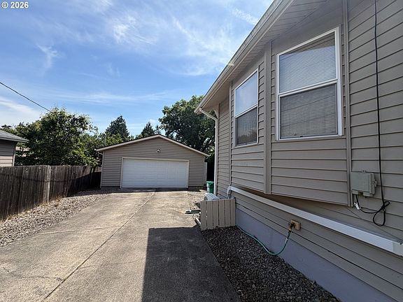 3rd image of 3128 SE 52nd Ave