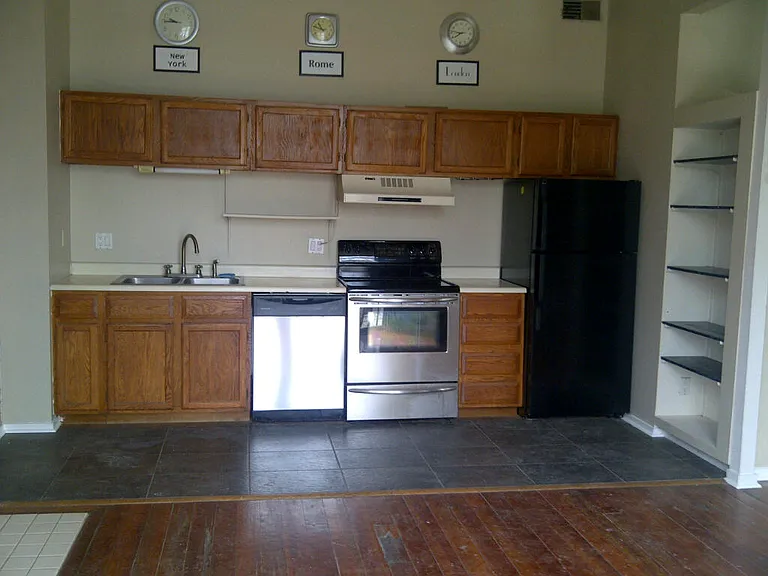 2112 Saint James Ave #2 — Photo 6