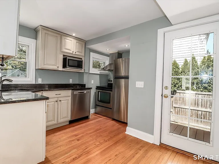 25 Maplewood Ave — Photo 15