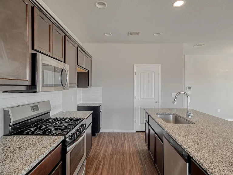 108 Kleberg Ct — Photo 6