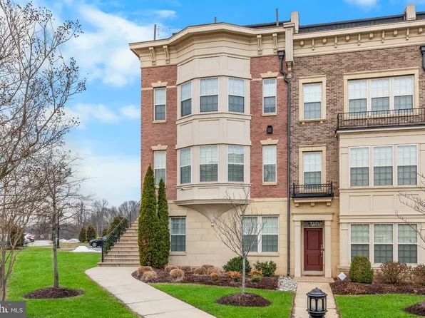 726 River Mist Dr #221, Oxon Hill, MD 20745