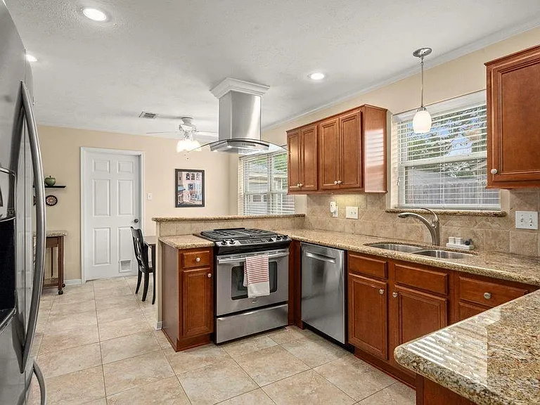 7615 Litchfield Ln — Photo 8