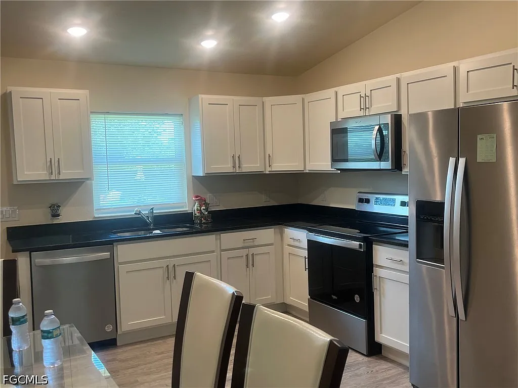 2 bed, 1.0 bath, 1050 sqft, $1,800 — Photo 3