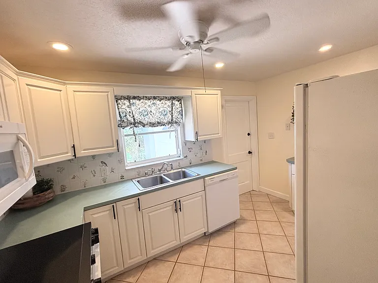 430 Coconut Dr — Photo 12