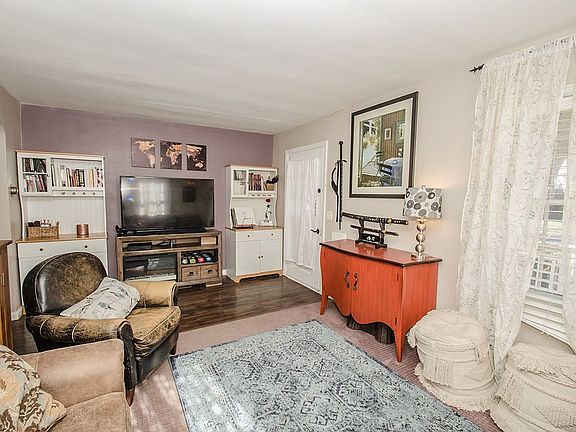 4th image of 6925 Gloria Dr