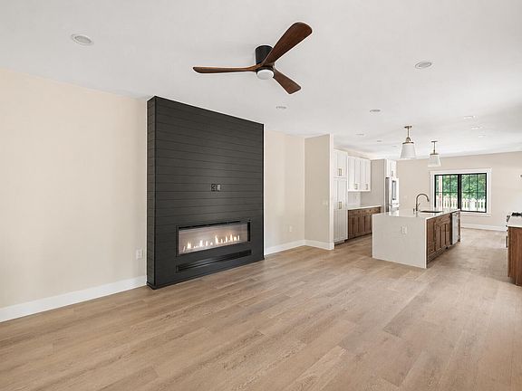 4th image of 808 Washington Park Blvd