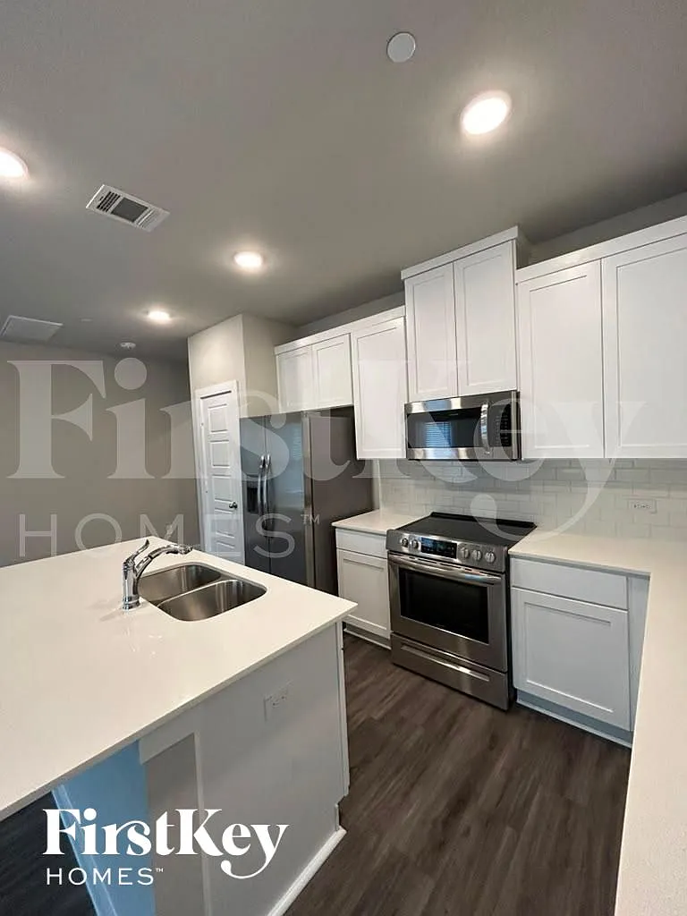 3 bed, 2.5 bath, 1619 sqft, $2,155 — Photo 4