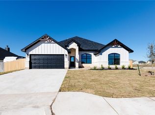 813 Sunnys Halo Dr, Hewitt, TX 76643