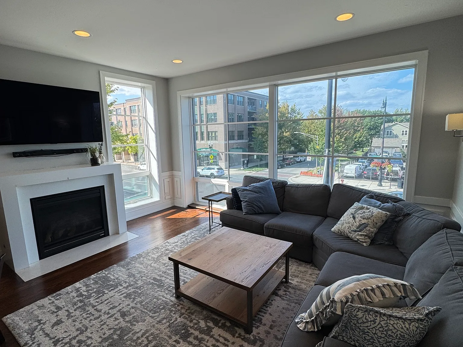 2 bed, 1300 sqft, $3,500 — Photo 1