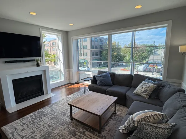 2457 W Irving Park Rd APT 2W, Chicago, IL 60618