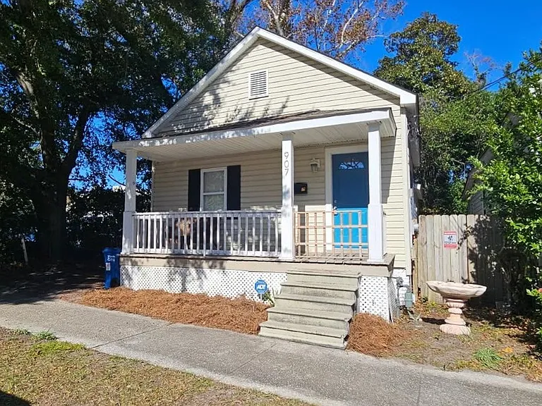 907 Dock St — Photo 2