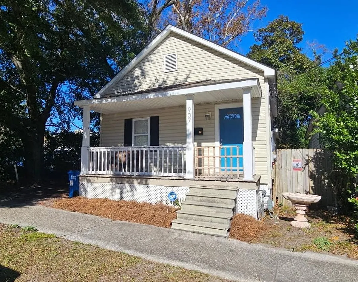 Building Photo - 907 Dock St