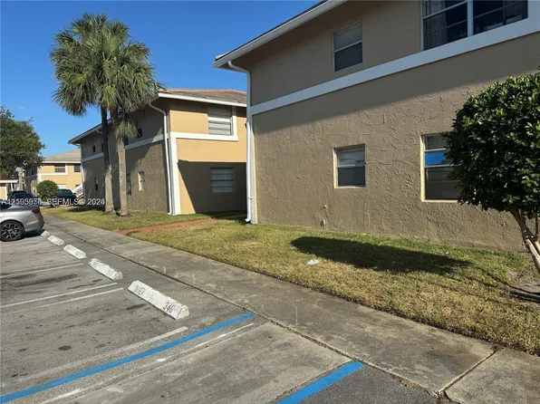 10044 Twin Lakes Dr #37, Pompano Beach, FL 33071
