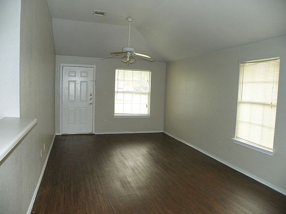 4th image of 2221 Creekside Ln APT A