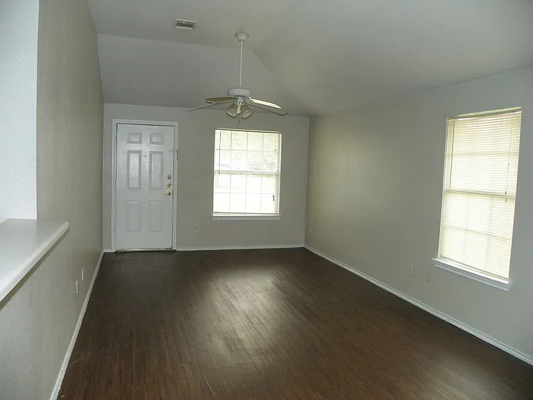 2221 Creekside Ln — Photo 4