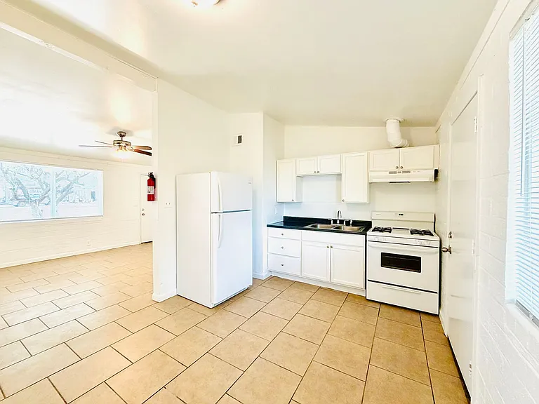 1 and 2 Bedrooms Available! Off Street Parking, Hard Flooring, Vaulted Ceilings, Central Air Cond... — Photo 12