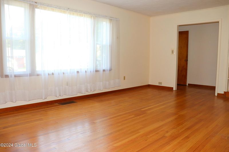 5th image of 13 La Claire Street