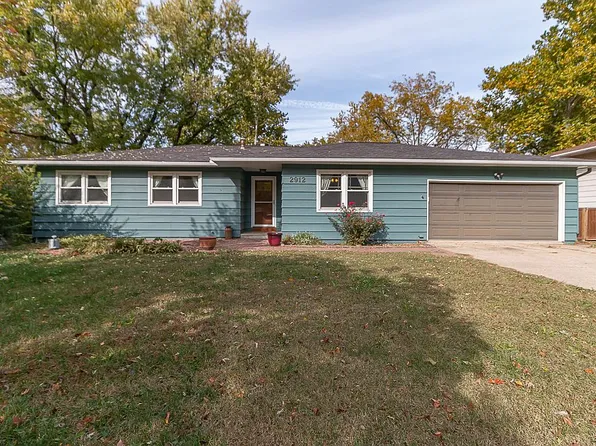 2912 Santa Fe Ln, Lawrence, KS 66047