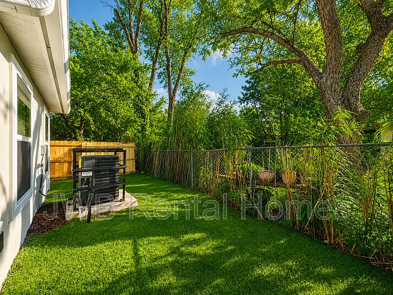 2313 Janette St — Photo 9