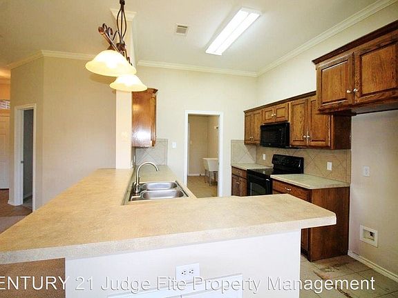 3rd image of 305 Glenview Dr