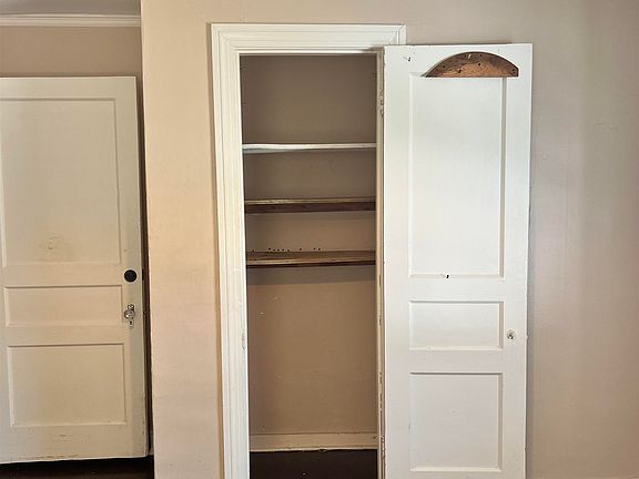 3rd image of 3534 Vernon Ave