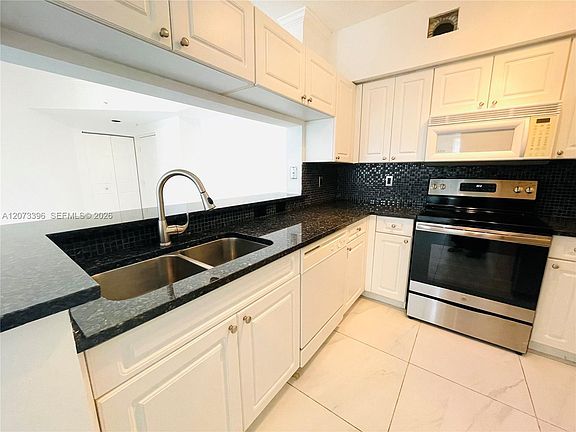 4th image of 17150 N Bay Rd APT 2902