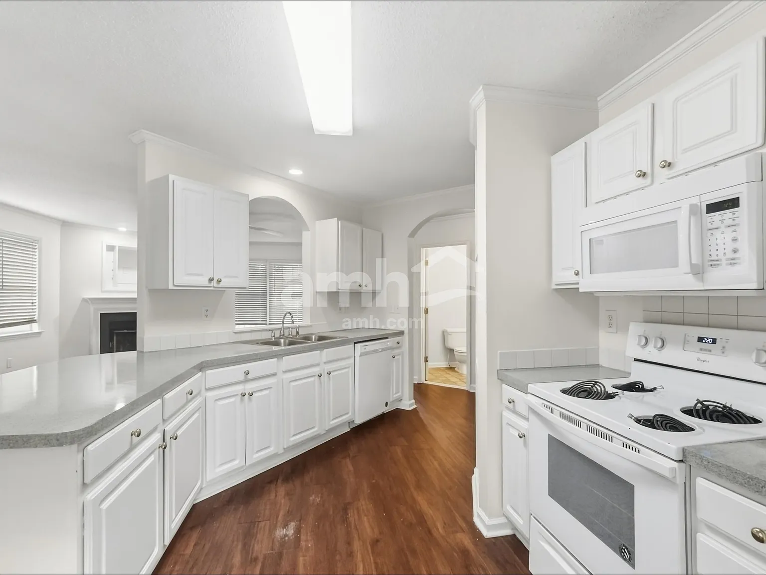 3 bed, 2.5 bath, 2320 sqft, $2,260 — Photo 4
