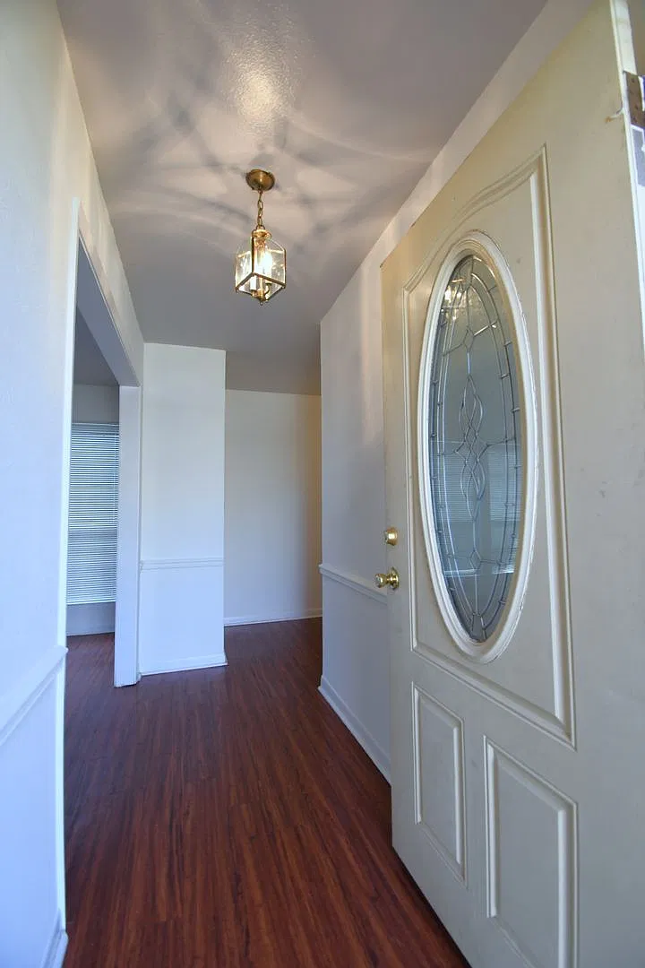 Newly Painted Lovely 3 Bedroom, 2 Bath Duplex-Lawn Care Provided! — Photo 3