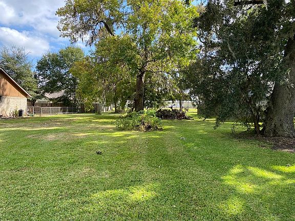 You've got to visit this pristine neighborhood to see everything it has to offer like the golf course, community pool and clubhouse, walking trails, etc. Holiday festivities never felt so good!