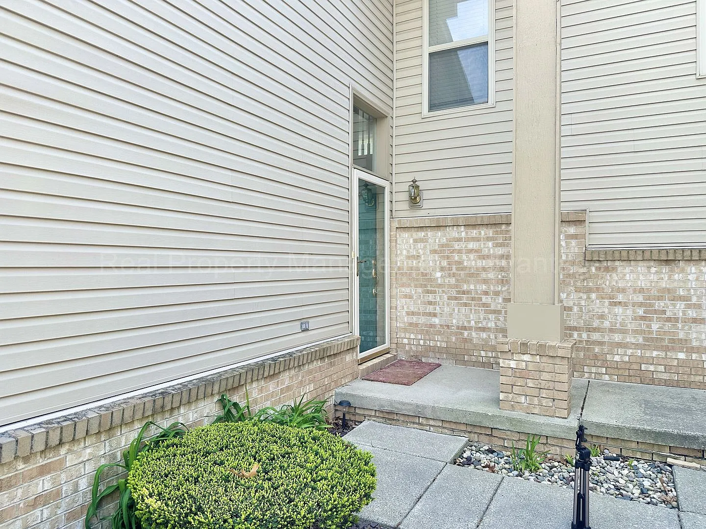 Beautifully Updated 2-Bedroom Townhouse w/ Finished Basement - Close to Royal Oak, Ferndale, Plea... — Photo 2