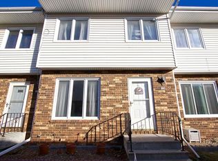 228 Holiday Cir #32, West Des Moines, IA 50265
