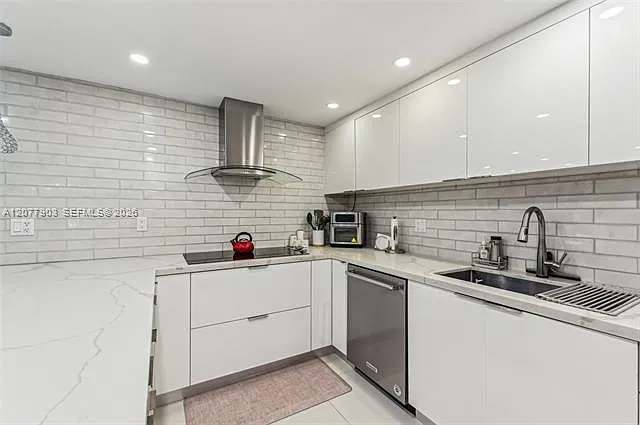 121 Crandon Blvd — Photo 4