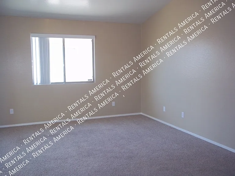 6605 W Desert Ln — Photo 4