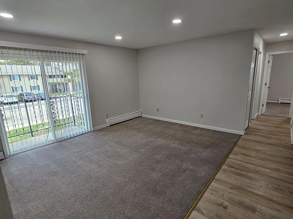 COACHLIGHT VILLAGE APARTMENTS