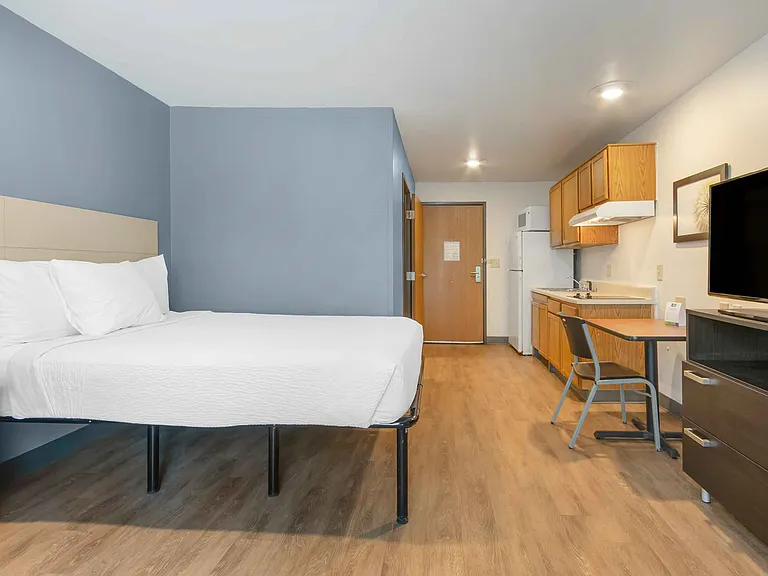 Deluxe Studio - 1 Queen Bed