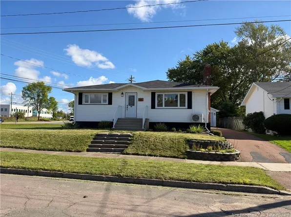 85 9th St, Moncton, NB E1E 3E5