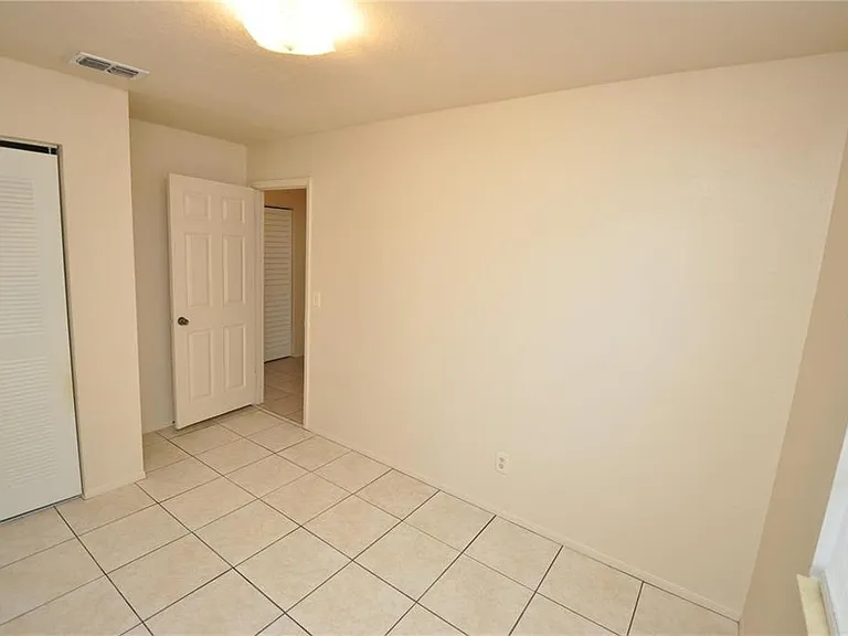 1743 Avenue C NE — Photo 4