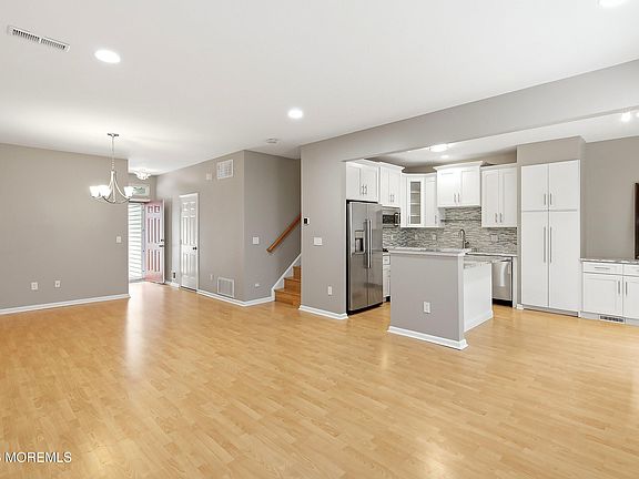 5th image of 5 Manhattan Dr #63