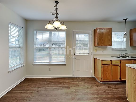 4th image of 1009 Enderbury Dr