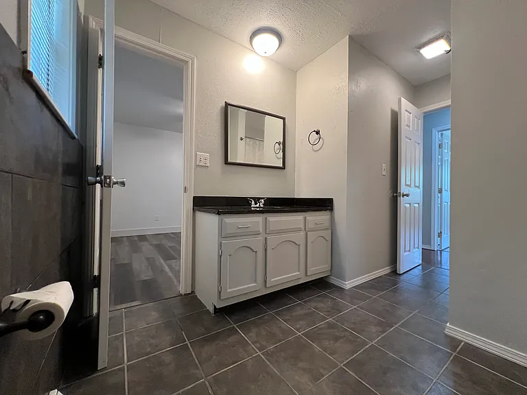 323 E Berkeley St — Photo 15