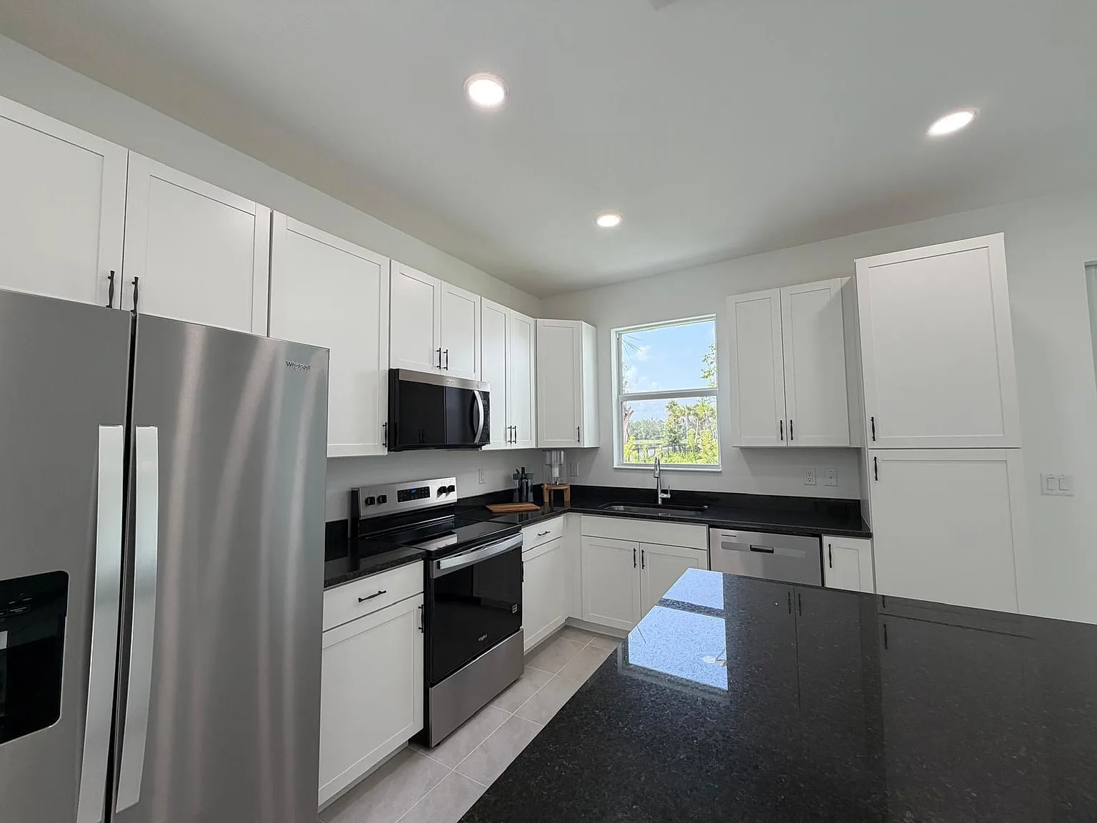 4 bed, 2.5 bath, 1784 sqft, $3,995 — Photo 3