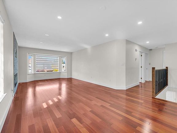 4th image of 11698 206a St